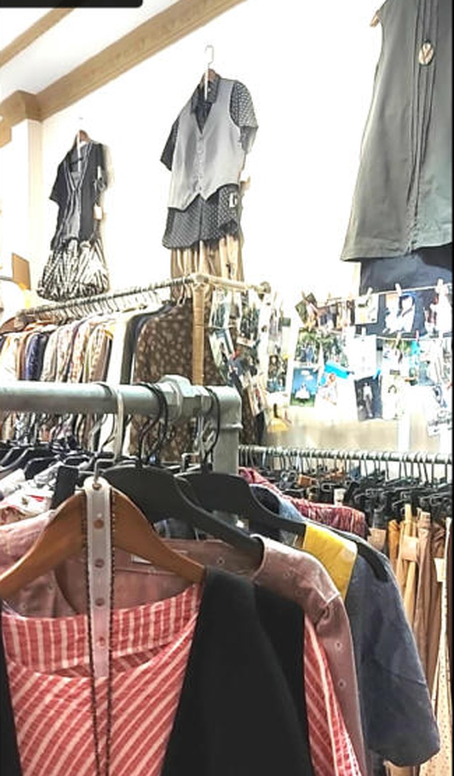 Dãy móc treo quần áo vintage tại Đô Si La Mi