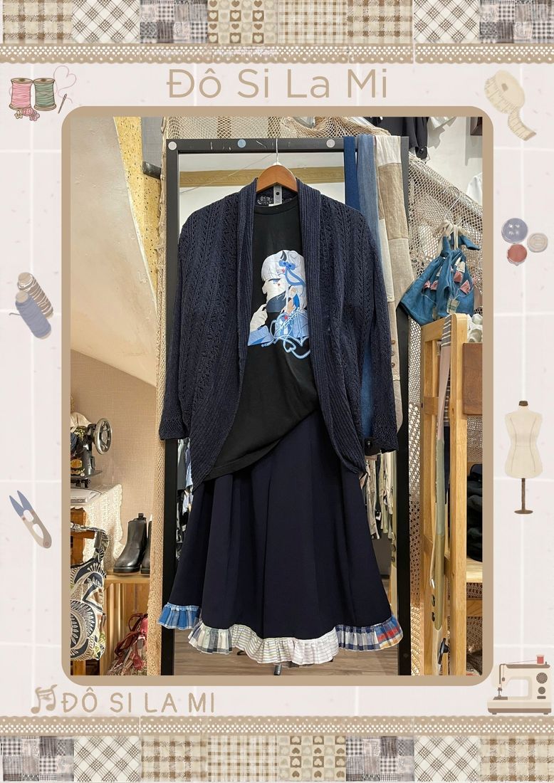 Áo khoác len xanh navy phối áo in hình đen và chân váy xanh navy
