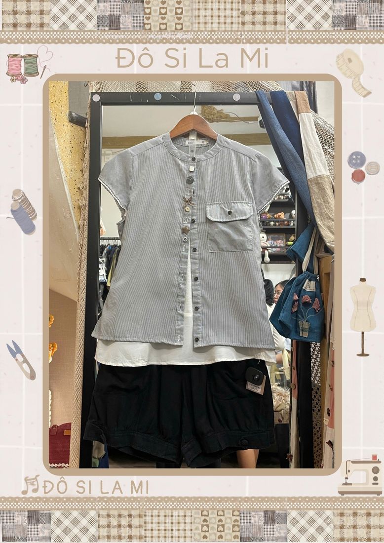 Áo sơ mi sọc xanh xám phối áo trắng và quần short đen
