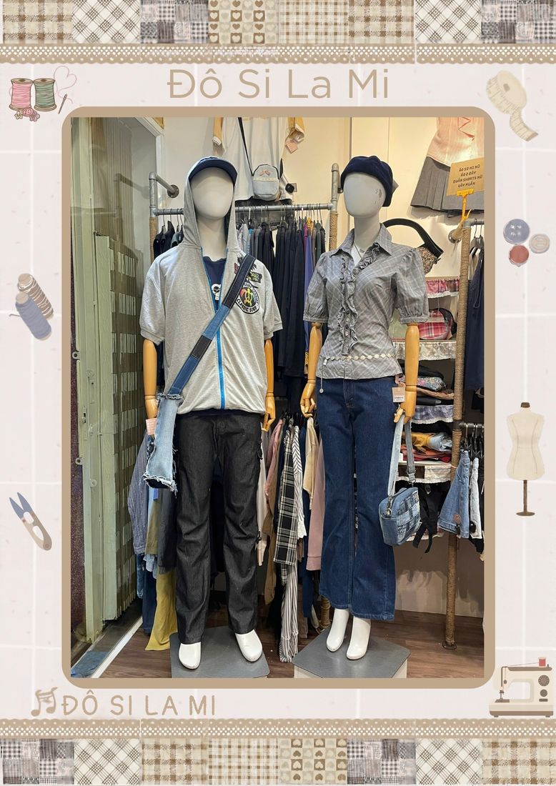 Trái: áo sơ mi xám phối quần đen, túi đeo chéo xanh; Phải: áo sơ mi xanh phối quần jean xanh